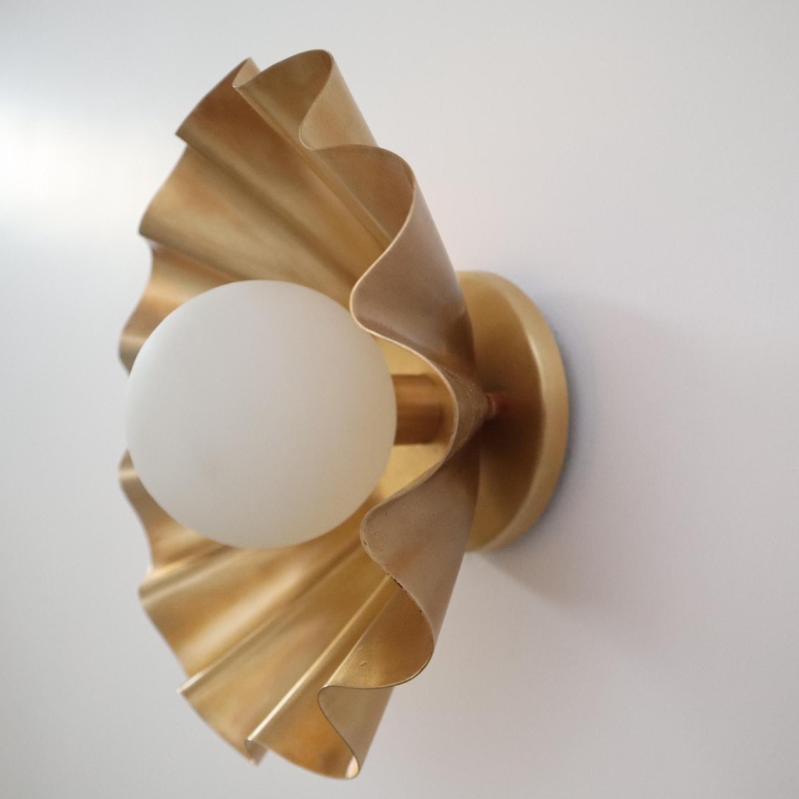 Elegant Handcrafted Brass Wall Lamp – Modern Minimalist Sconce